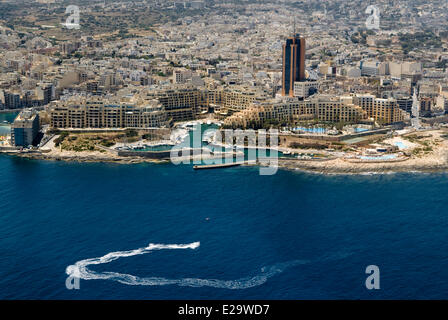 Malta, l'isola di Malta, La Valletta, intorno a Spinola Bay (Vista aerea) Foto Stock