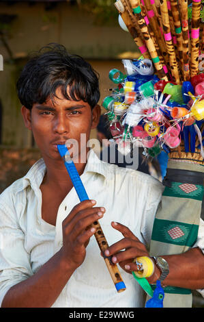India Kerala State, Fort Cochin o Kochi, giovani indiani uomo giocando su flauto Foto Stock