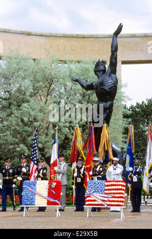 Francia, Calvados, Colleville sur Mer, American cimitero militare, commemorazione dello sbarco, soldati di attenzione Foto Stock