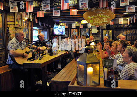 Irlanda, Dublino, Temple Bar, Oliver St John Gogarty pub, ascoltare musica irlandese dal vivo Foto Stock