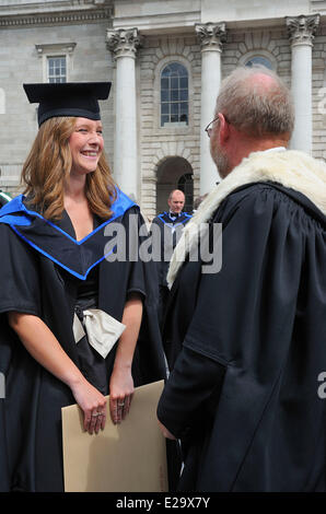 Irlanda, Dublino Trinity College, giovane laureato e insegnante Foto Stock