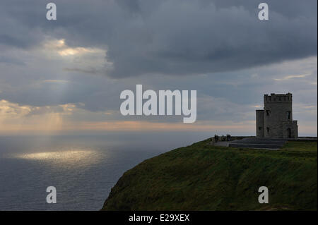 Irlanda, County Clare, scogliere di Moher e O'Brien's tower Foto Stock