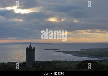 Irlanda, County Clare, Doonagore castello affacciato Doolin e dell'Oceano Atlantico Foto Stock