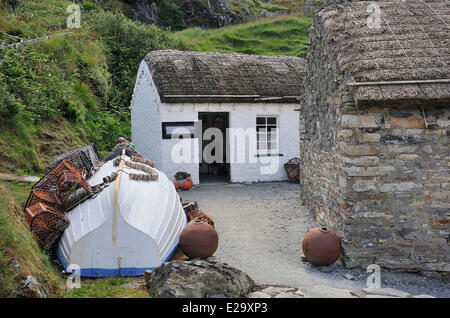 Irlanda, County Donegal, Glencolumbkille (Glencolmcille), il museo del folclore tradizionale cottage con il tetto di paglia Foto Stock