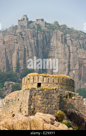 India, Tamil Nadu, Gingee, i resti delle fortificazioni costruite nel XVI secolo dai Vijiyanagar si affacciano sul Foto Stock