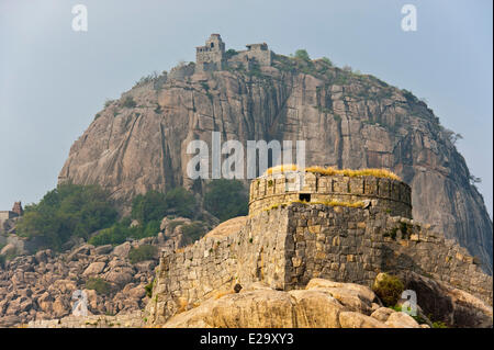 India, Tamil Nadu, Gingee, i resti delle fortificazioni costruite nel XVI secolo dai Vijiyanagar si affacciano sul Foto Stock
