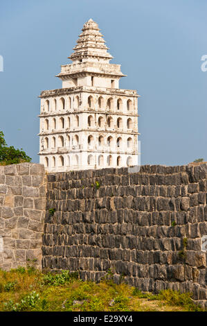 India, Tamil Nadu, Gingee, i resti delle fortificazioni costruite nel XVI secolo dai Vijiyanagar si affacciano sul Foto Stock