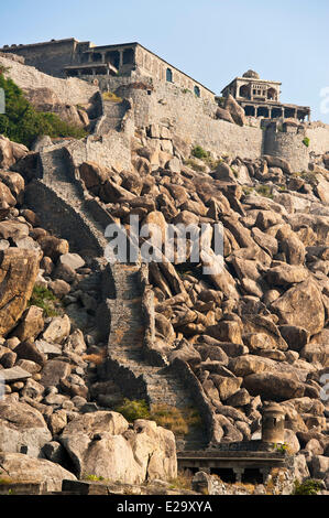 India, Tamil Nadu, Gingee, i resti delle fortificazioni costruite nel XVI secolo dai Vijiyanagar si affacciano sul Foto Stock