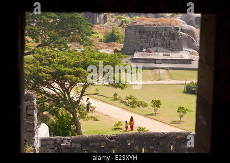 India, Tamil Nadu, Gingee, i resti delle fortificazioni costruite nel XVI secolo dai Vijiyanagar si affacciano sul Foto Stock