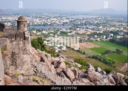 India, Tamil Nadu, Gingee, i resti delle fortificazioni costruite nel XVI secolo dai Vijiyanagar si affacciano sul Foto Stock
