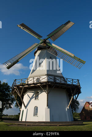 Un mulino a vento storico vicino mediante un cornfield, 5 giugno 2014 in Sprengel, Bassa Sassonia, Germania. Foto Stock