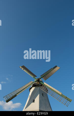 Un mulino a vento storico vicino mediante un cornfield, 5 giugno 2014 in Sprengel, Bassa Sassonia, Germania. Foto Stock