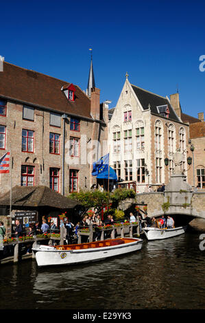 Belgio Fiandre Occidentali, Bruges, centro storico elencati come patrimonio mondiale dall' UNESCO, barche viste da Rosario Quay accanto Foto Stock