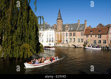Belgio Fiandre Occidentali, Bruges, centro storico elencati come patrimonio mondiale dall' UNESCO, barche viste da Rosario Quay accanto Foto Stock