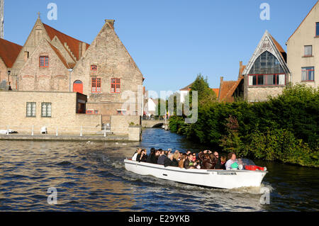 Belgio Fiandre Occidentali, Bruges, centro storico elencati come patrimonio mondiale dall' UNESCO, turisti sulla barca di crociera sui canali Foto Stock