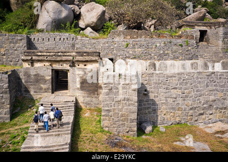 India, Tamil Nadu, Gingee, i resti delle fortificazioni costruite nel XVI secolo dai Vijiyanagar si affacciano sul Foto Stock