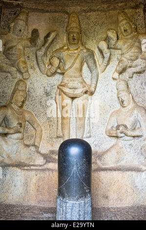 India, Tamil Nadu, Mahabalipuram, Trimurti (o) Thrimoorthi grotta è dedicato a tre divinità della Mitologia induista Foto Stock