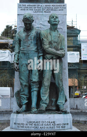 Irlanda, Cork County, la città portuale di Cobh, statua in memoria della terza classe i passeggeri a bordo del Titanic Foto Stock