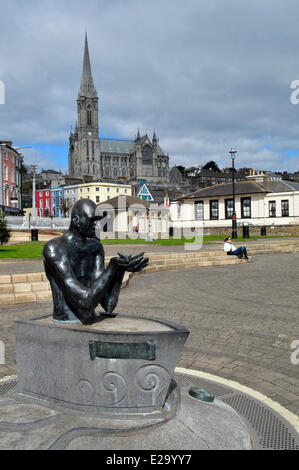 Irlanda, Cork County, la città portuale di Cobh, la statua del navigatore sul lungomare Foto Stock