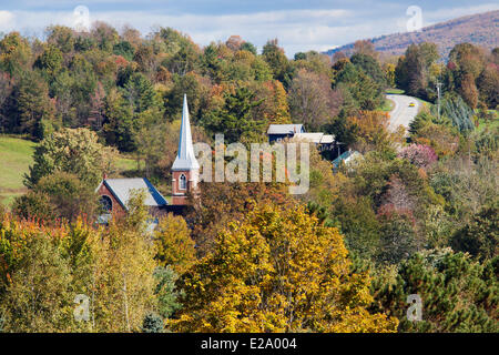 Canada, Provincia di Quebec, Eastern Townships o Estrie, Frelighsburg, la chiesa, la strada e i colori dell'estate Indiana Foto Stock