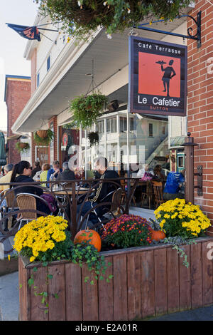 Canada, Provincia di Quebec, Eastern Townships o Estrie, Sutton, caffè terrazza, Le Cafetier Foto Stock