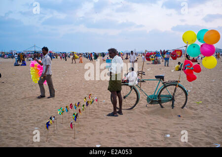 India, Tamil Nadu, Chennai (Madras), presso la spiaggia di Marina molto affollata la domenica pomeriggio Foto Stock