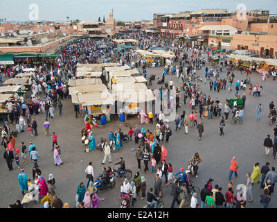 Il Marocco, Superiore Atlas, Marrakech città imperiale, la medina elencati di patrimonio mondiale dall UNESCO, Piazza Jemaa El Fna, le bancarelle di Foto Stock
