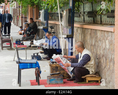 Il Marocco, Superiore Atlas, Marrakech, quartiere di Gueliz, Avenue Mohamed V, shoe-shiners Foto Stock