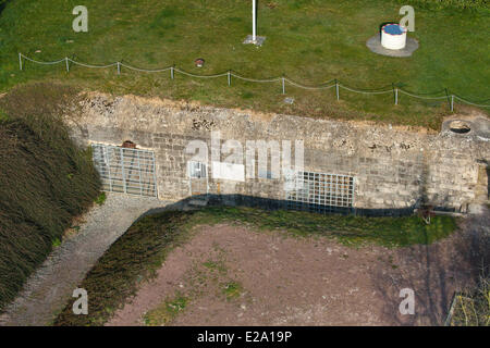 Francia, Calvados, Colleville Montgomery, Hillman sito fortificato, costiero il comando tedesco post, R605 bunker utilizzato come un garage Foto Stock
