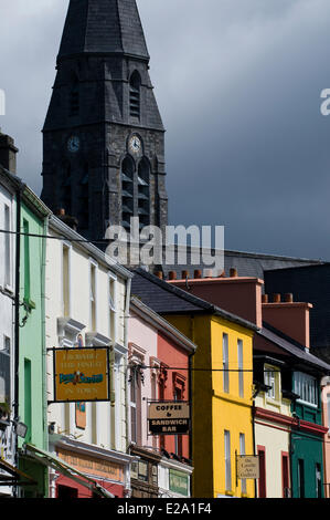 Repubblica di Irlanda, Connemara, Connacht provincia, contea di Galway, Città di Clifden, Main Street e San Giuseppe chiesa cattolica Foto Stock
