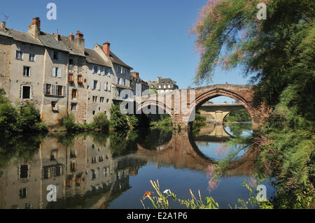 Francia, Aveyron, Espalion, il Ponte Vecchio sulla partita Foto Stock