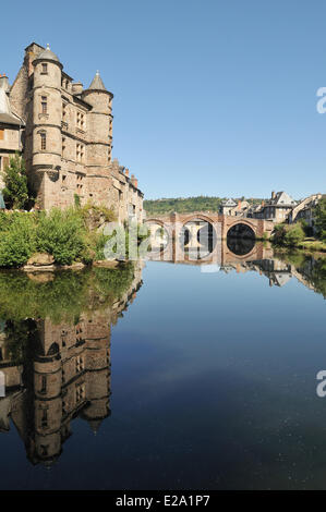 Francia, Aveyron, Espalion, il Palazzo Vecchio e il Ponte Vecchio sulla partita Foto Stock