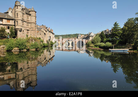 Francia, Aveyron, Espalion, il Palazzo Vecchio e il Ponte Vecchio sulla partita Foto Stock