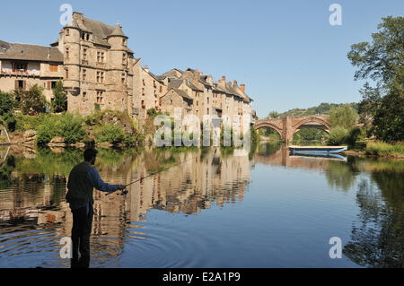 Francia, Aveyron, Espalion, il Palazzo Vecchio e il Ponte Vecchio sulla partita Foto Stock