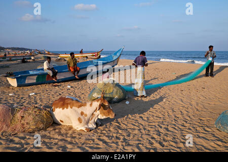 India, Tamil Nadu, Mamallapuram (Mahabalipuram), la spiaggia, i pescatori sulla spiaggia Foto Stock