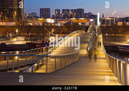 Francia, Parigi, le passerelle Simone de Beauvoir dall'architetto Dietmar Feichtinger e la Bibliotheque Nationale de France Foto Stock