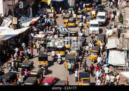 India Andhra Pradesh, Hyderabad, affollata strada vista da Charminar Foto Stock