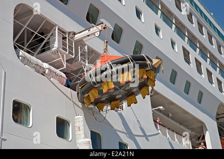 Prova di evacuazione di P & O Cruises la nave Aurora in Olden Norvegia Foto Stock