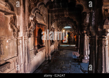 India, nello stato del Maharashtra, Trimbak, donna facendo offerte a Ganesh nel tempio della zona occidentale di Godavari molla Foto Stock