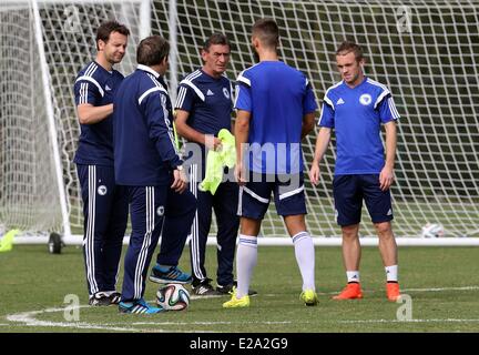 Sao Paulo, Brasile. 17 Giugno, 2014. La formazione del lettore si riserva squadra di Bosnia tenutasi a Guaruja, costa sud di Sao Paulo, Brasile sudorientale, il 17 giugno 2014. I titolari i giocatori sono off oggi. Credito: dpa picture alliance/Alamy Live News Foto Stock