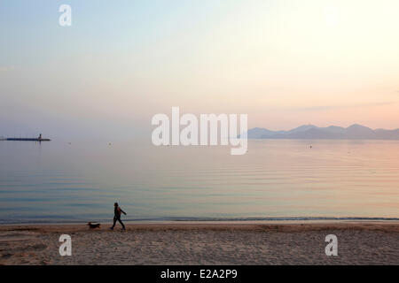 Francia, Alpes Maritimes, Cannes Croisette Beach, sullo sfondo il Massiccio de l'Esterel Foto Stock