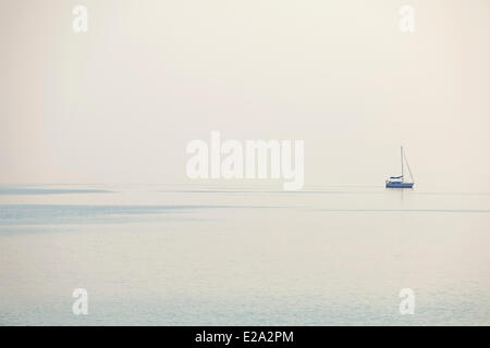 Francia, Alpes Maritimes, Cannes, vela nella Baia di Cannes Foto Stock