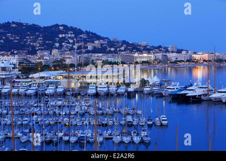 Francia, Alpes Maritimes, Cannes, il vecchio porto e dal Palais des Festivals e sullo sfondo la Boulevard de La Croisette Foto Stock