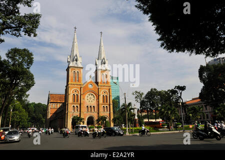 Il Vietnam, a Saigon (Ho Chi Minh City), District 1, la cattedrale di Notre-dame, costruito tra il 1877 e il 1883 dai francesi in stile neo-romane Foto Stock