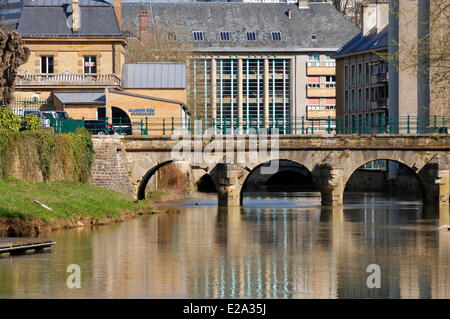 Francia, Ardenne, berlina, ponte su un braccio del Meuse e berlina Mills (mulino di farina) originariamente azionato dal passaggio di Foto Stock