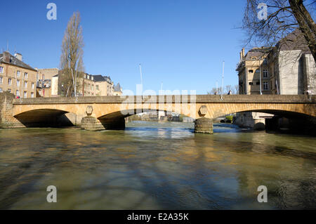 Francia, Ardenne, berlina, il ponte del fiume Mosa nel centro di Sedan Foto Stock