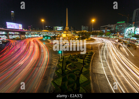 Visualizza i dettagli di City strade e traffico attorno al Monumento della Vittoria, Bangkok, Thailandia Foto Stock