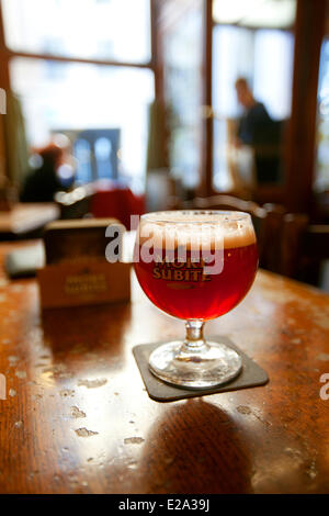 Il Belgio, Bruxelles, Rue Montagne aux Herbes Potageres (Montagne aux Herbes Potageres street), La Mort Subite birreria Foto Stock