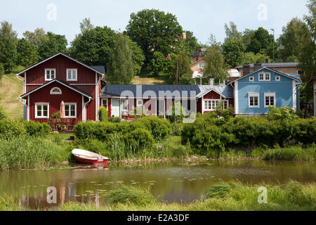 Finlandia, Uusimaa, Porvoo (Borga), case di legno sul fiume Porvoo banche Foto Stock