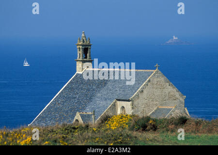 Francia, Finisterre, Iroise Mare, Cleden Cap Sizun, Pointe du Van, St essi cappella overlooling Baie des Trepasses Foto Stock